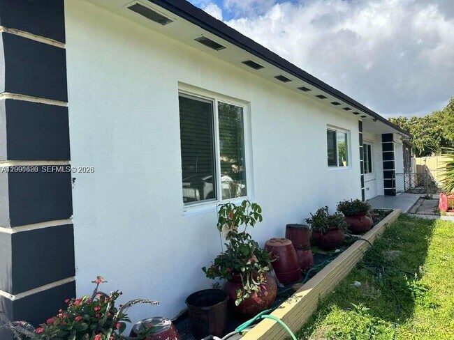 Building Photo - 2458 Plunkett St