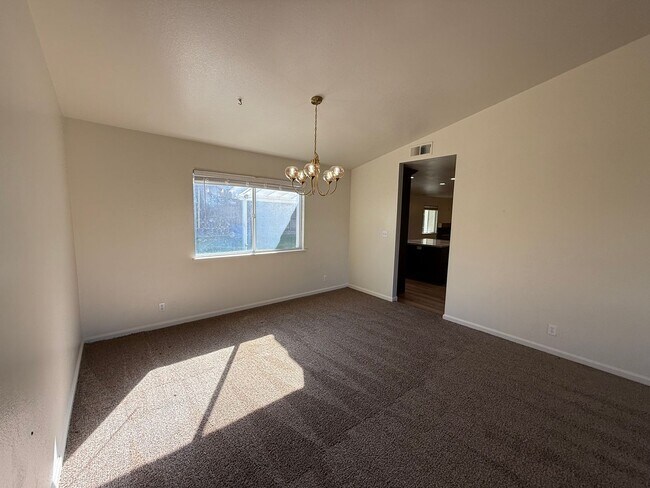 Building Photo - Nicely updated 4-bedroom in Oakdale!