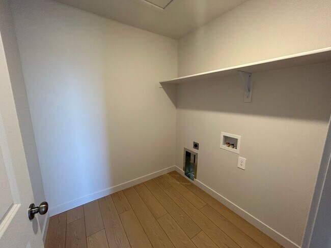 Building Photo - 4 Bedroom 2.5 Bathroom Townhome in Lehi!