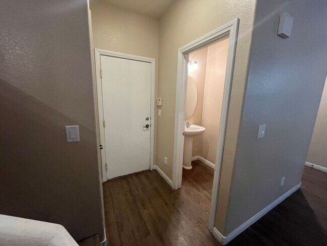 Building Photo - BEAUTIFUL 3 BEDROOM HOME IN THE VISTAS IN SUMMERLIN!