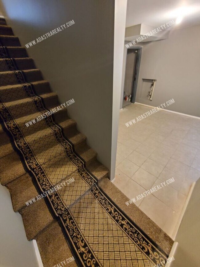 Building Photo - Beautiful Updated Townhome in Downtown KCK-Coming SOON!!