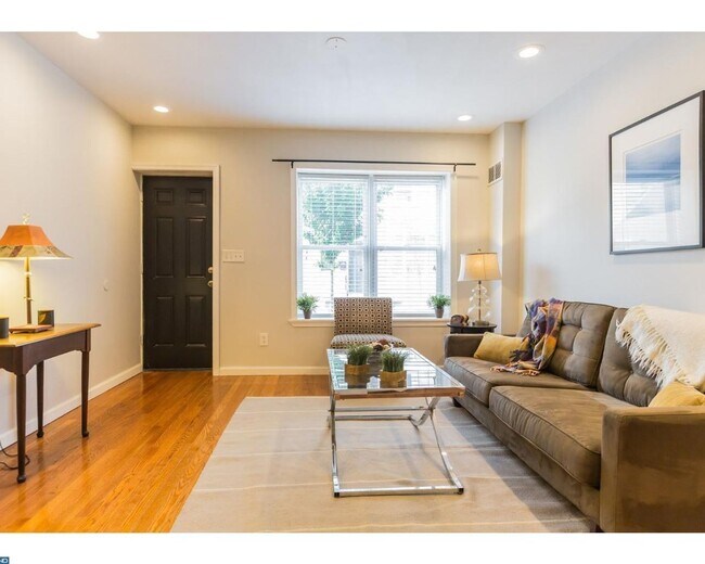 Building Photo - Point Breeze Townhome