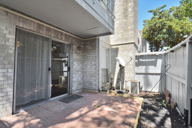 Building Photo - 7400 Bellerive Dr