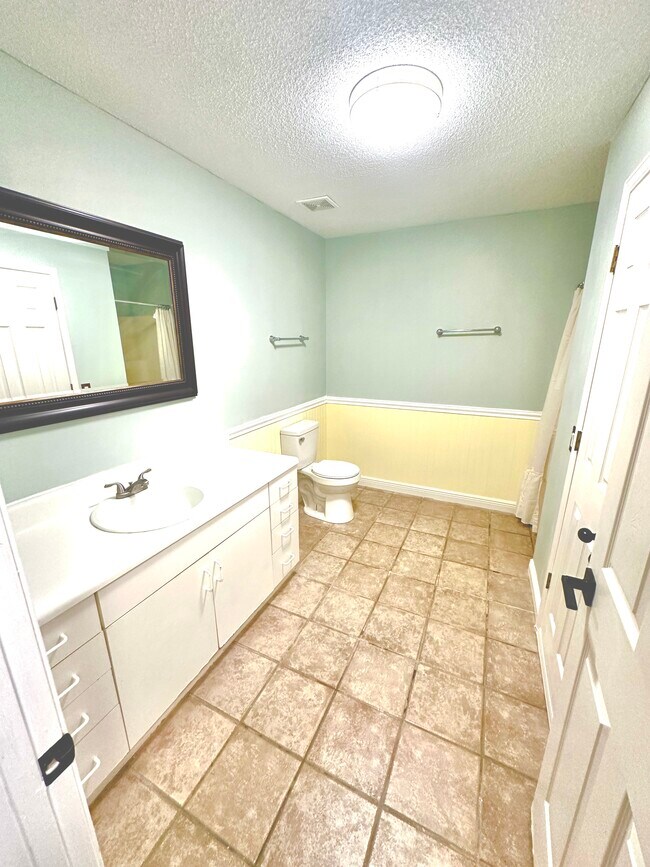 Building Photo - 622 Woodsman Dr