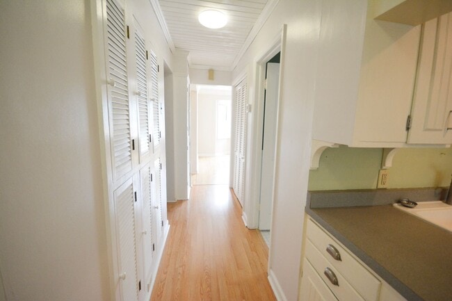 Building Photo - Beautiful 4 Bedroom With Modern and Unique...