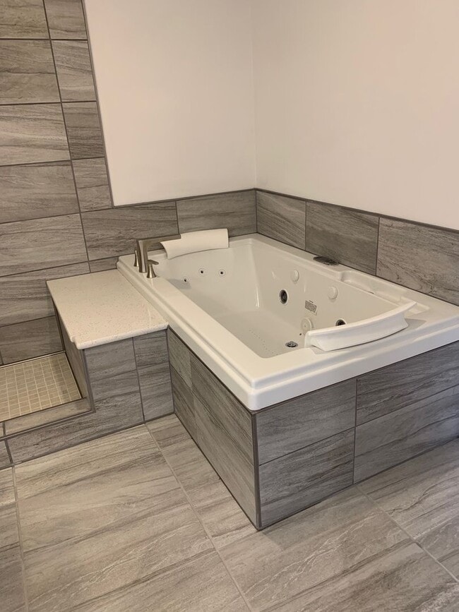 Building Photo - Beautiful Townhome In Monument With Two Ma...