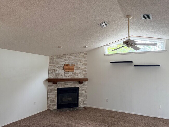 Building Photo - Large Fenced Yard!  Rainbow Woods Home For Rent