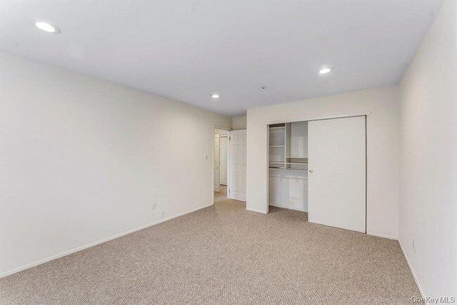 Building Photo - 124 Foxwood Dr