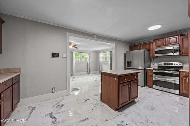 Building Photo - Spacious updated home in Jax - Pet Friendly - Great Location