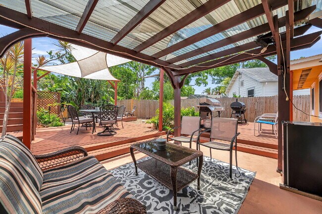 Building Photo - Fully Furnished Pool Home | Flexible Lease...