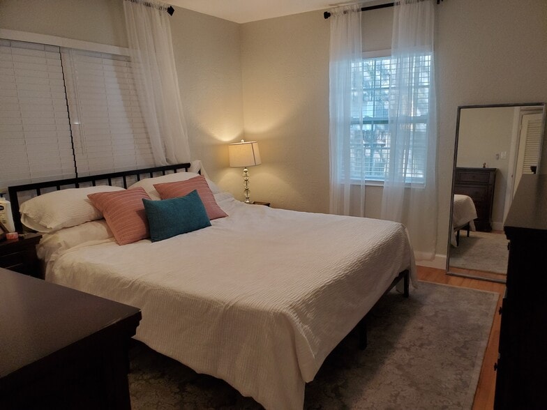 Building Photo - 347 Ling a Mor Ter S