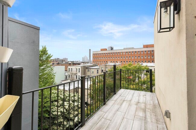 Building Photo - 318 Park Ave