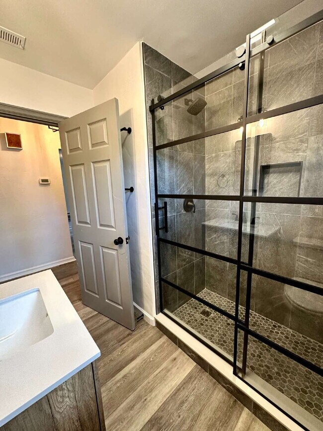 Building Photo - "Charming 2-Bed Gem with Granite Elegance ...