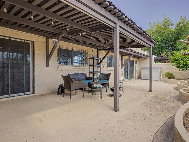 Building Photo - ALL UTILITIES, WIFI AND FURNITURE INCLUDED!! Beautiful Fully Furnished Home with Upgrades & Commu...