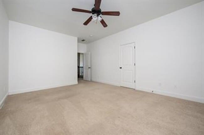 Building Photo - Stunning 4/3 Available Now!