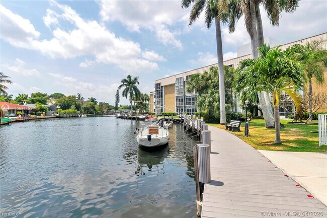 Building Photo - 1 br, 1 bath  - 2990 NE 16th Ave