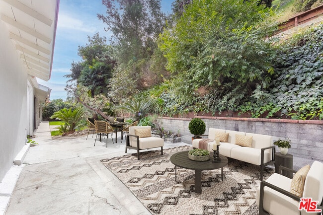 Building Photo - 1129 Roscomare Rd