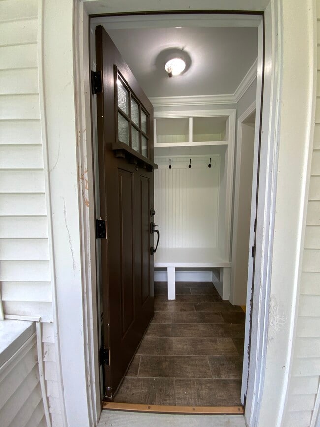 Private separate entrance - 230 School St