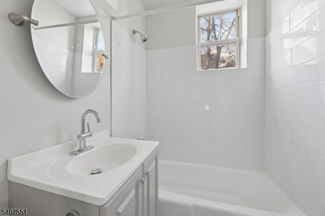 Building Photo - 94 Park Ave