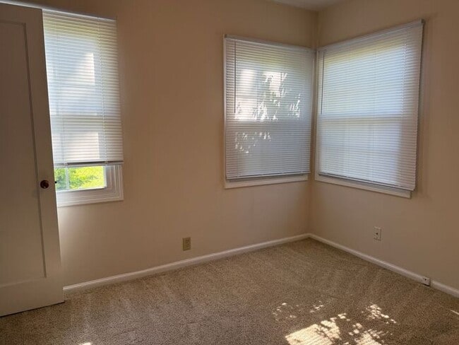Building Photo - Cozy 2 Bedroom Home