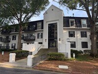 Building Photo - 1308 Pine Heights Dr NE