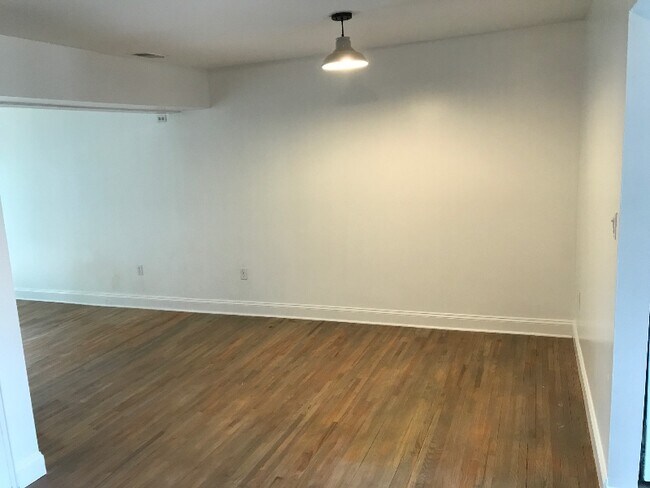 Building Photo - 1908 Silver Ct