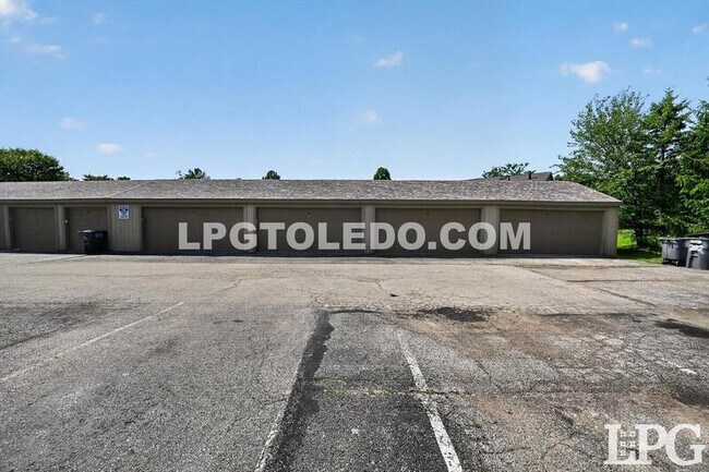 Building Photo - 811 Hilltop Ln