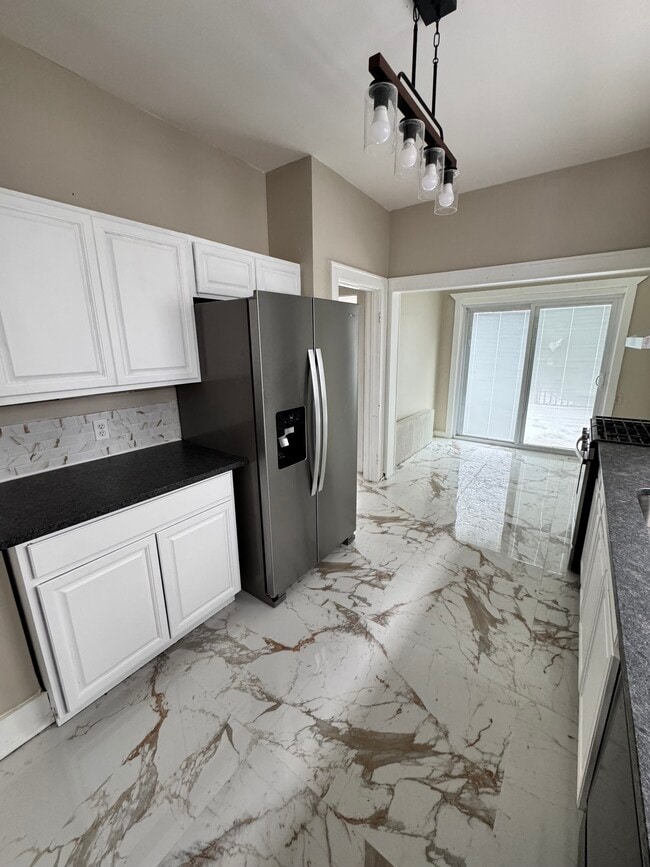 Building Photo - 131 Clermont St