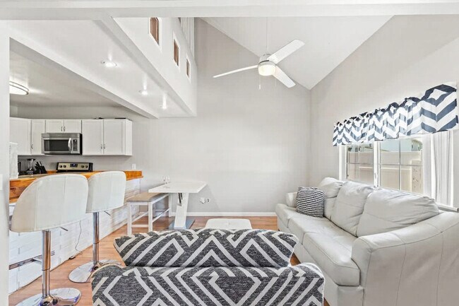 Building Photo - 5218 Beach Dr