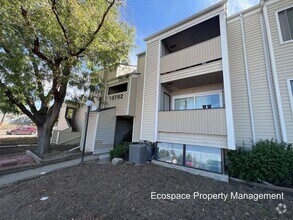 Building Photo - 2 Bedroom 1 Bathroom Apartment in Aurora!