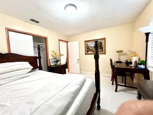 Building Photo - 5009 Deauville Dr