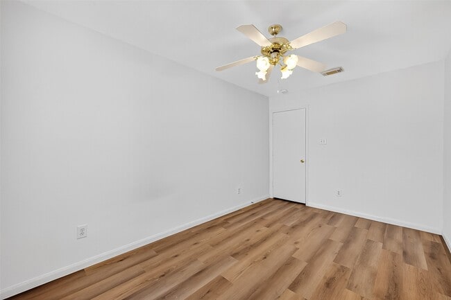 Building Photo - 8366 Golf Green Cir