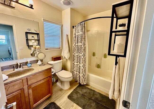 Building Photo - HIGHLY DESIRABLE FULLY FURNISHED 3 BEDROOM...