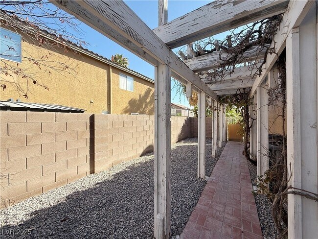 Building Photo - 7761 Locke Haven Dr