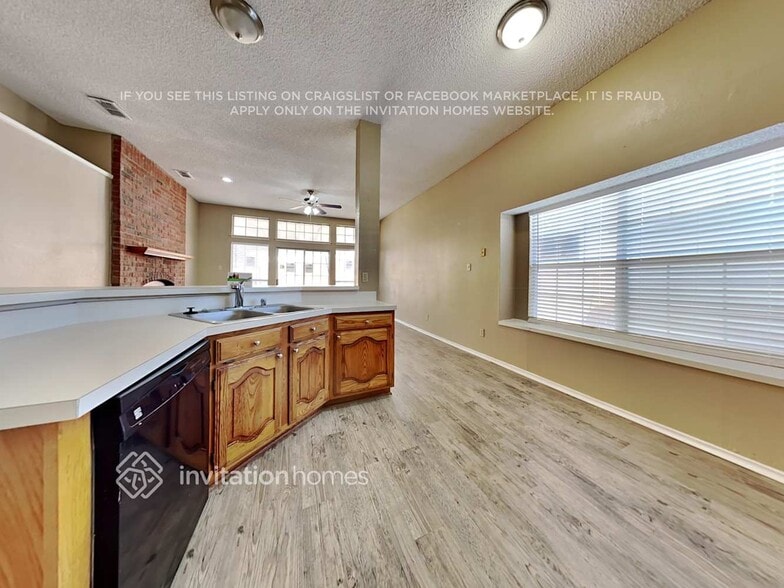 Building Photo - 2060 Camelot Dr