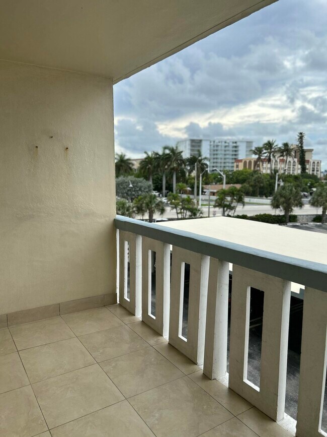 Building Photo - 305 N Pompano Beach Blvd