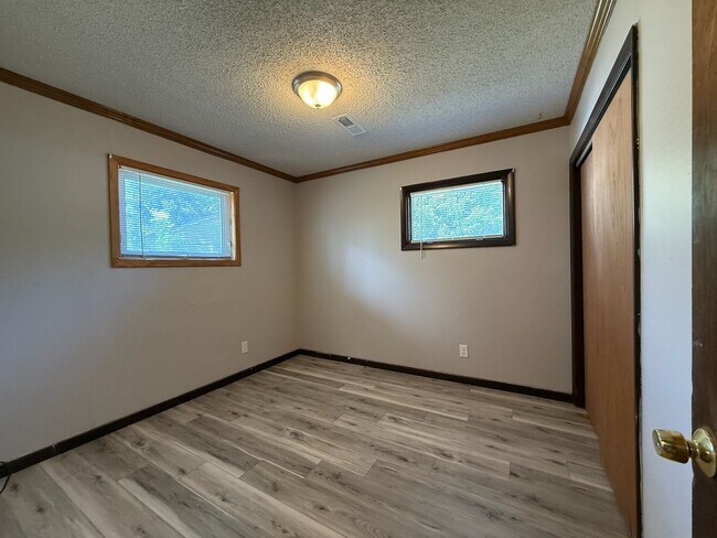 Building Photo - 3 bedroom 1 bath near 37th & Topeka