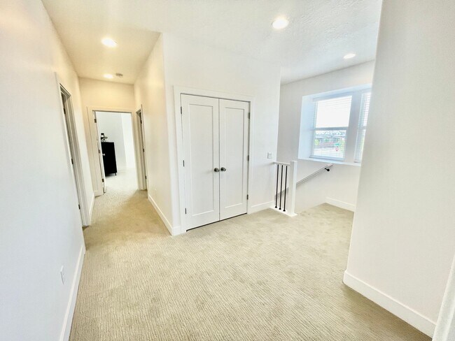 Building Photo - Beautiful Three Bedroom Townhome in Woodland Estates