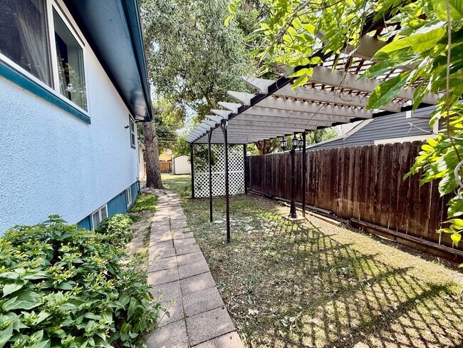 Building Photo - Charming 2-Bed Home in Middle Shooks Run — Utilities Included