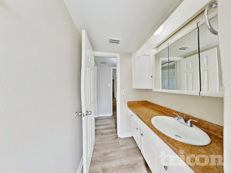 Building Photo - 9007 Gauguin Dr