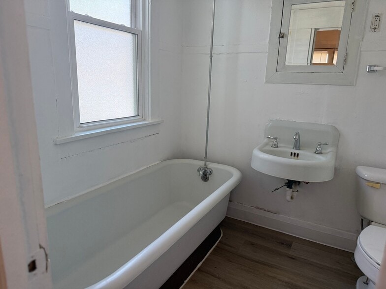 Building Photo - 131 Broadwater Ave