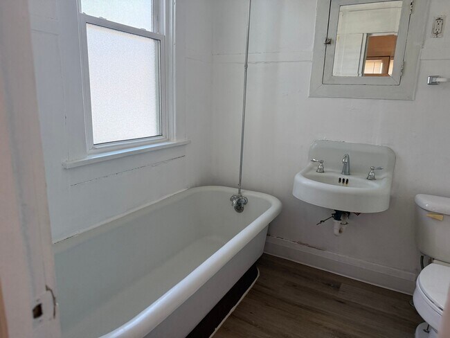 Building Photo - 131 Broadwater Ave