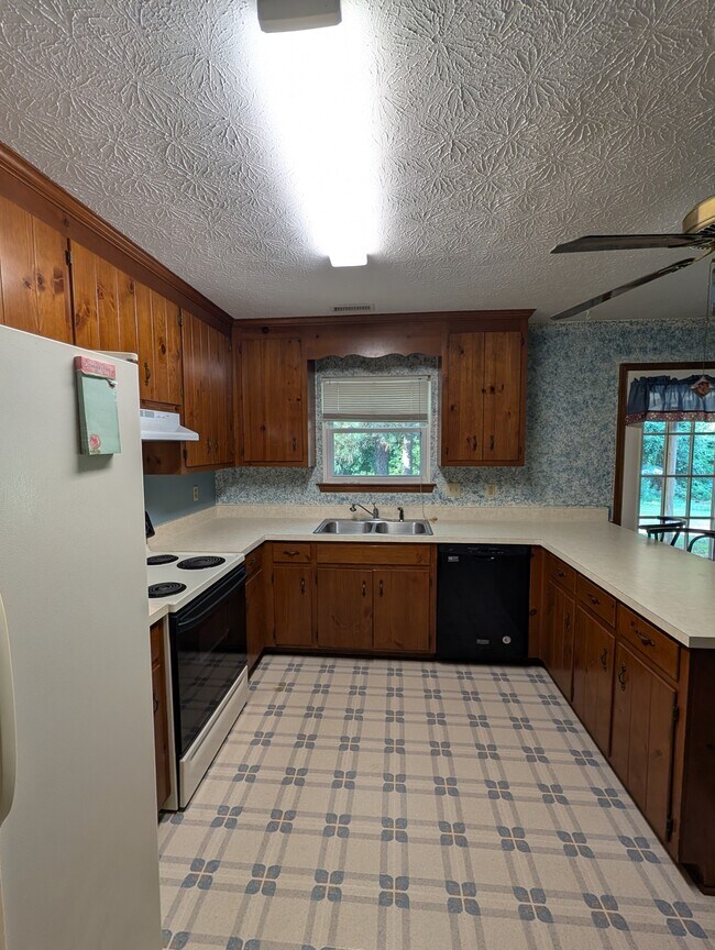 Building Photo - 693 Trails Ln