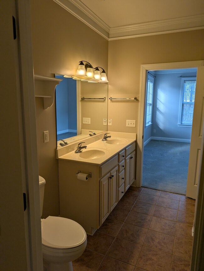 Building Photo - 6 Maxim Ct