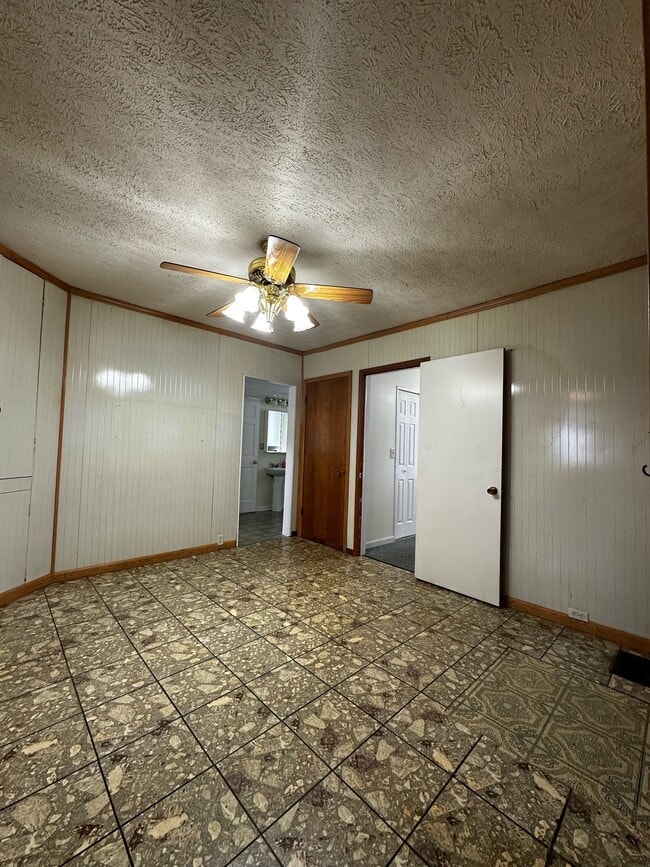 Building Photo - 223 Vinegar Hill Rd