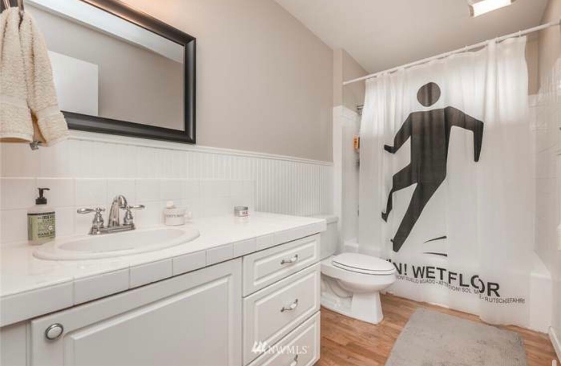 Main bathroom - 1319 Gemini St SE