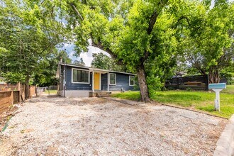 Building Photo - Charming & Updated Mid-Century 3 Bed/1 Bath in East Austin!