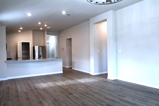 Building Photo - 6032 Genova Pl