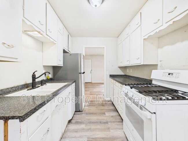 Building Photo - 405 E Culton St