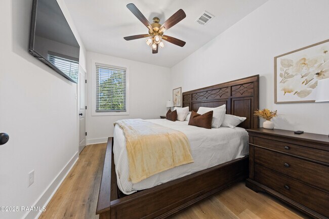 Building Photo - 204 Steiner Oaks